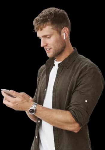 Persona usando smartphone con SIM TIM internacional